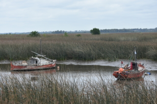 Grounded boats waiting for Southern winds