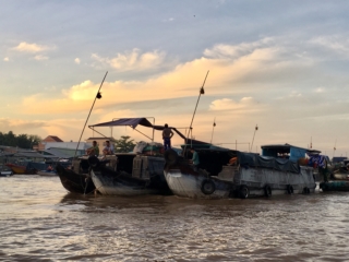 Market boats waiting for buyers